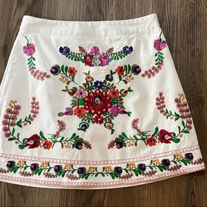 Selfie Leslie Embroidered Floral White cotton Skirt size small